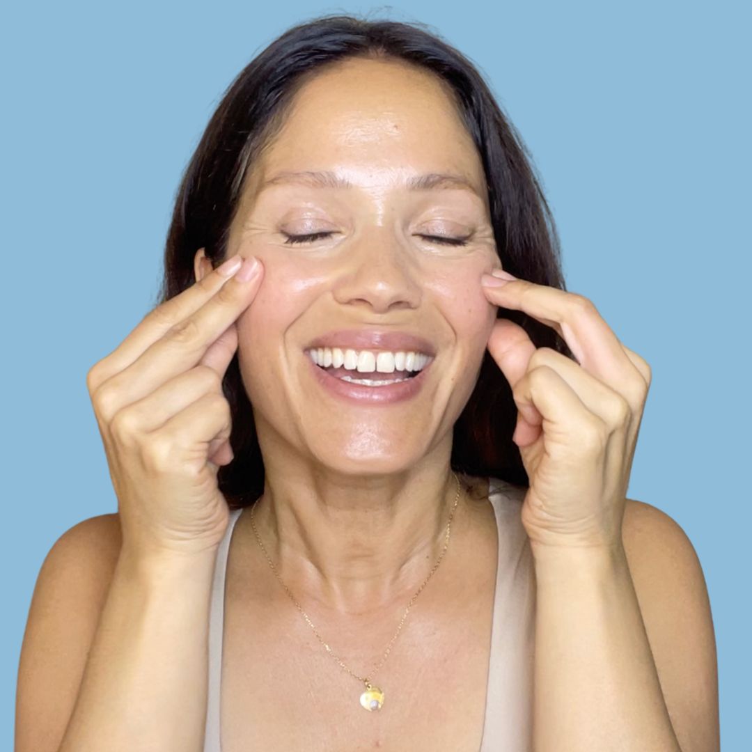 Face yoga ritual for glowing skin – holistic skincare practice by Lina Hanson